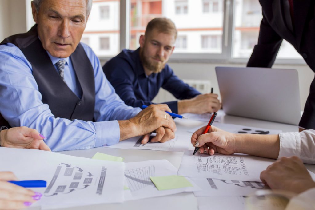 Equipe e chefe analisando resultados do ERP de gestão.