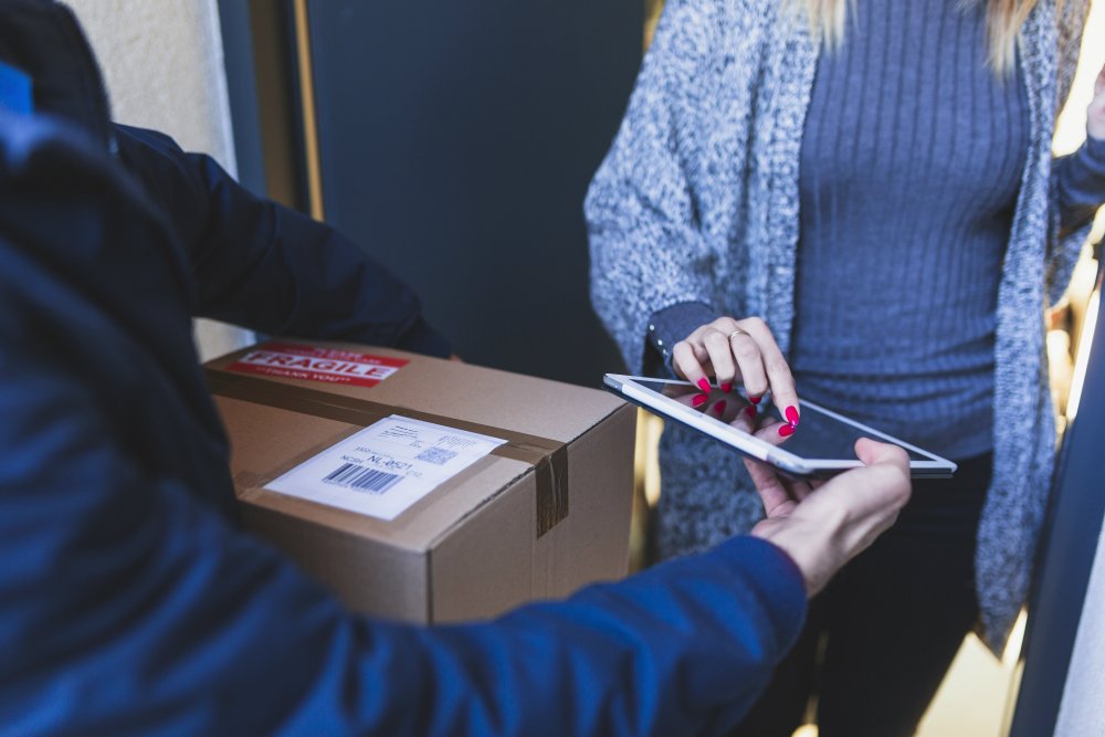 Benefícios da gestão de estoque: cliente recebendo seu pedido na porta de casa.