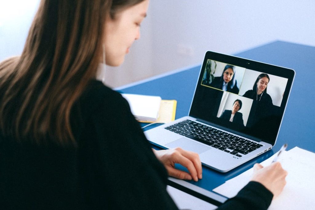 Como ajudar clientes pessoas conversando por web